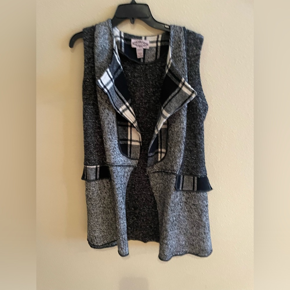 OLIVER. O Sweater Black and White Long sleeveless jacket size small